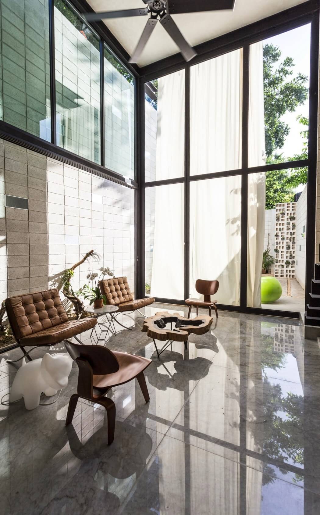 architecture_two-story_glass_wall_in_mexico_design_studia_interiors_osnovadesign_osnova_poltava_02